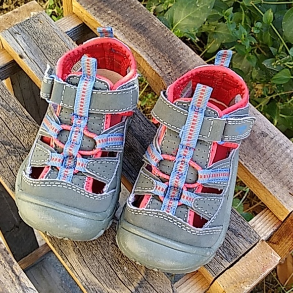 Size:6 OshKosh Closed Toe Shoes - Picture 2 of 6